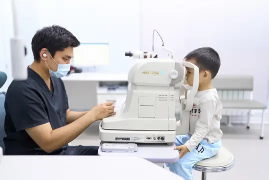 Врач проверяет зрение мальчику на авторефрактометре: приём ребёнка в BABY EYE CLINIC, ул. Сыганак, 2А, снимок 1 из 15