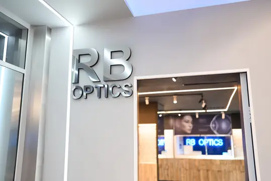 Вход в оптику RB OPTICS в RB CLINIC: RB CLINIC, ул. Орынбор, 12, снимок 11 из 15