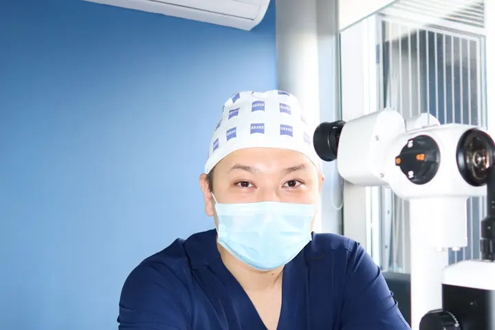 Хирург Жукеев у щелевой лампы в кабинете RB CLINIC