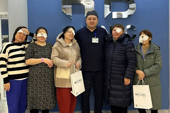 Хирург Галиев с пациентками после замены хрусталика у логотипа RB CLINIC