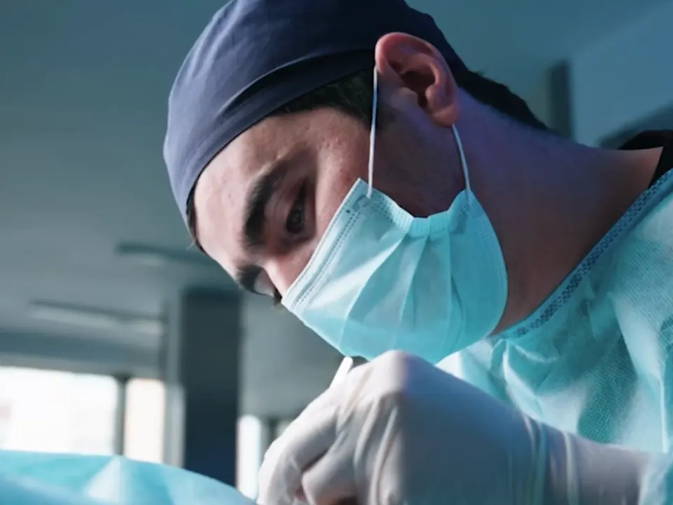 Хирург RB CLINIC во время блефаропластики под местной анестезией