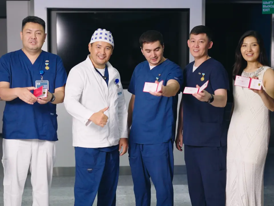Команда хирургов RB CLINIC в холле клиники