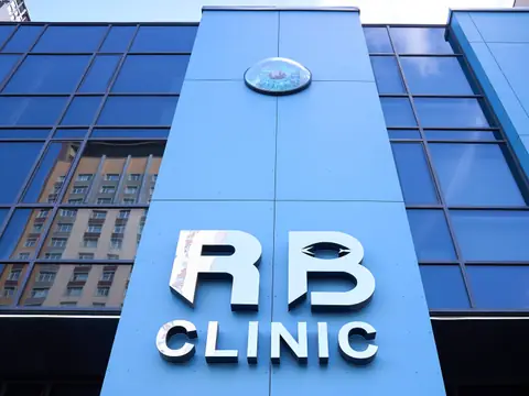 Синий пилон RB CLINIC: круглый знак глаза над буквами