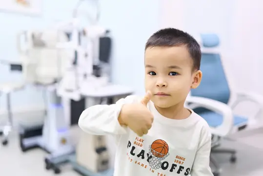 Мальчик после проверки зрения в кабинете диагностики: приём ребёнка в BABY EYE CLINIC, ул. Сыганак, 2А, снимок 2 из 15