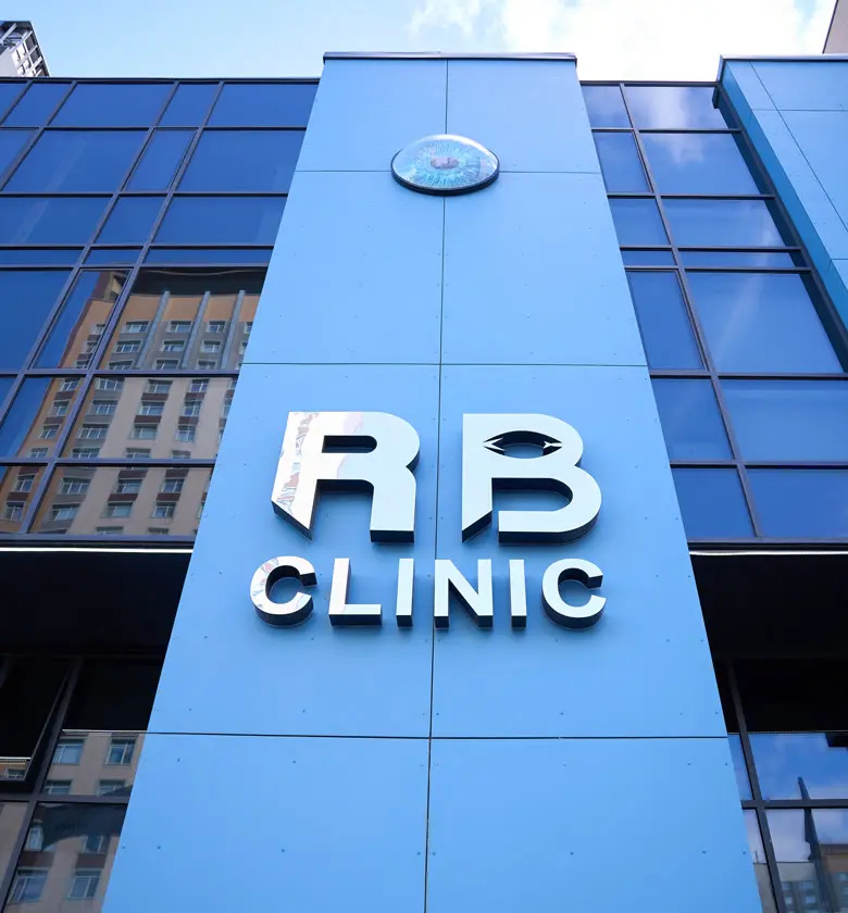 Фасад RB CLINIC на Орынбор, 12: синий пилон с буквами RB CLINIC и знаком глаза