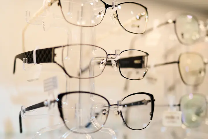 Оправы для очков на стеклянных полках салона RB OPTICS в клинике