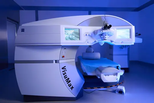 Фемтосекундный лазер VisuMax в операционной лазерной коррекции RB CLINIC
