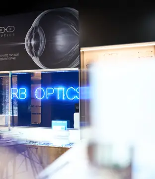 Салон RB OPTICS на первом этаже клиники: оправы на стеллажах