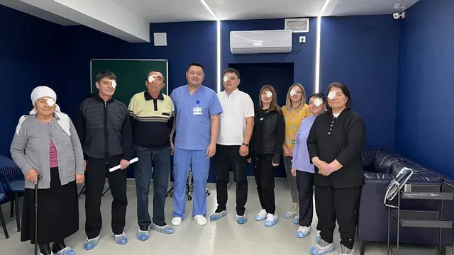 Группа пациентов с хирургом Галиевым после замены хрусталика