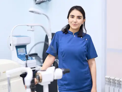 Детский офтальмолог BABY EYE CLINIC Бегайдарова Алия Каиргельдиновна у щелевой лампы