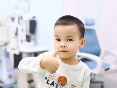 Маленький пациент BABY EYE CLINIC показывает палец вверх после приёма