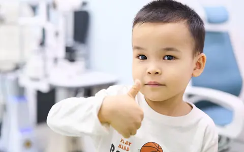Мальчик в BABY EYE CLINIC после проверки зрения