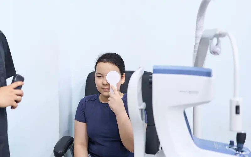 Девочка закрывает один глаз окклюдером: в BABY EYE CLINIC каждый глаз проверяют отдельно
