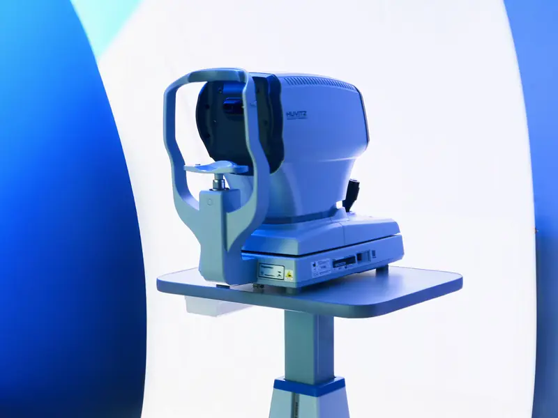 Бесконтактный тонометр Huvitz в кабинете диагностики RB CLINIC