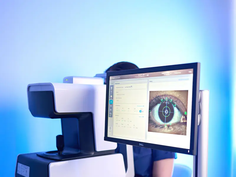 Оптический биометр Alcon ARGOS в кабинете диагностики RB CLINIC: снимок глаза на мониторе