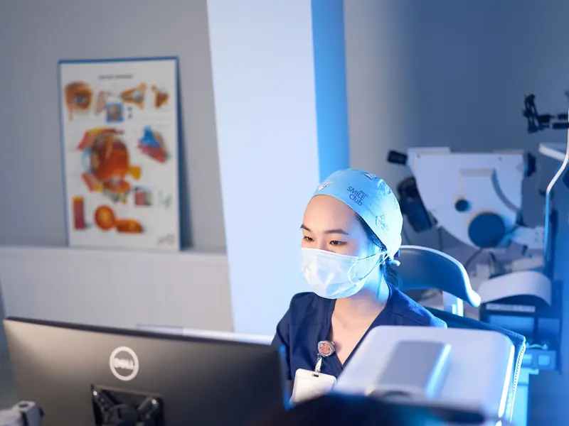 Врач RB CLINIC ведёт осмотр в кабинете диагностики