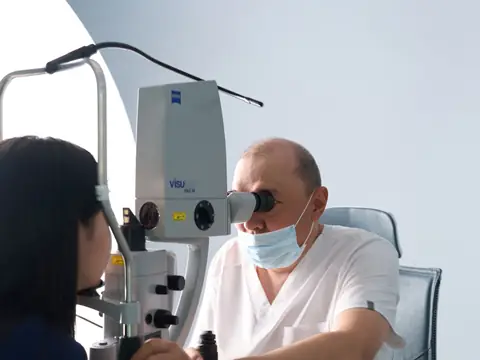 Лазерный хирург RB CLINIC за лазерной установкой в кабинете