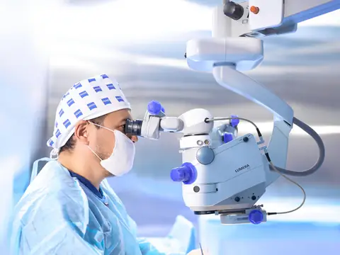 Хирург RB CLINIC за операционным микроскопом
