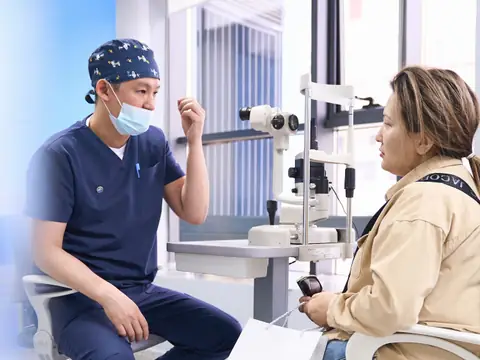 Врач RB CLINIC объясняет пациентке результаты осмотра