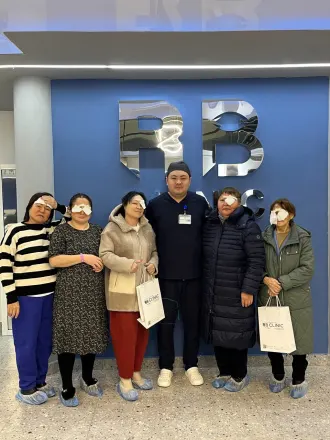 Пациенты с белой повязкой в день операции катаракты в холле RB CLINIC