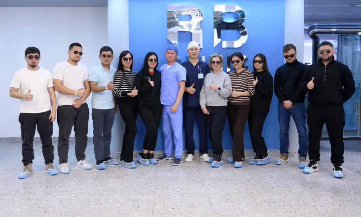 Пациенты в тёмных очках в день лазерной коррекции в холле RB CLINIC