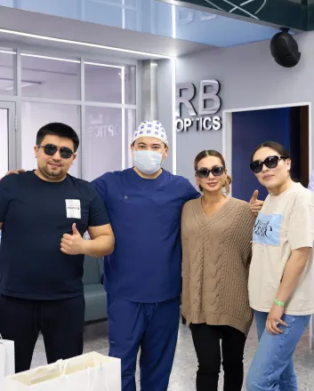 Пациенты в тёмных очках в день лазерной коррекции в холле RB CLINIC