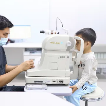 Врач BABY EYE CLINIC проверяет зрение мальчику