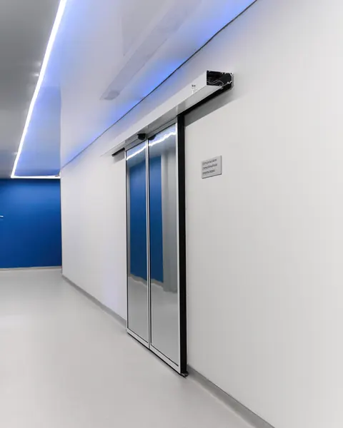 Коридор операционного блока RB CLINIC с автоматическими дверями