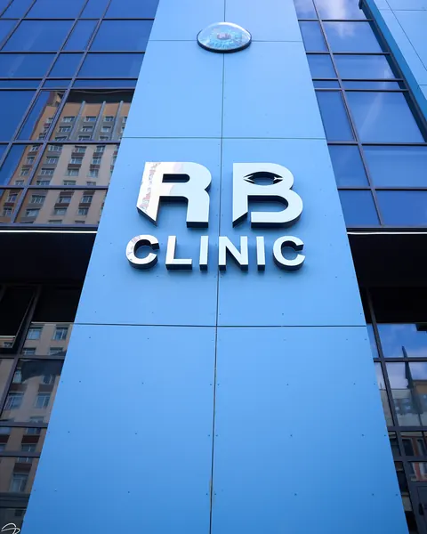 Синий фасад RB CLINIC на Орынбор, 12