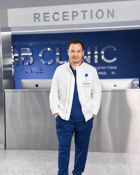 Ресепшен RB CLINIC с логотипом клиники