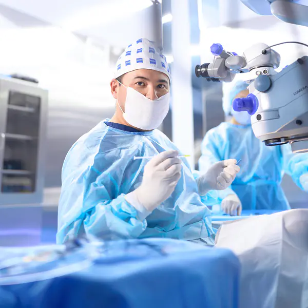 Хирург RB CLINIC смотрит поверх маски в операционной