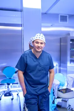 Хирург в операционном блоке RB CLINIC