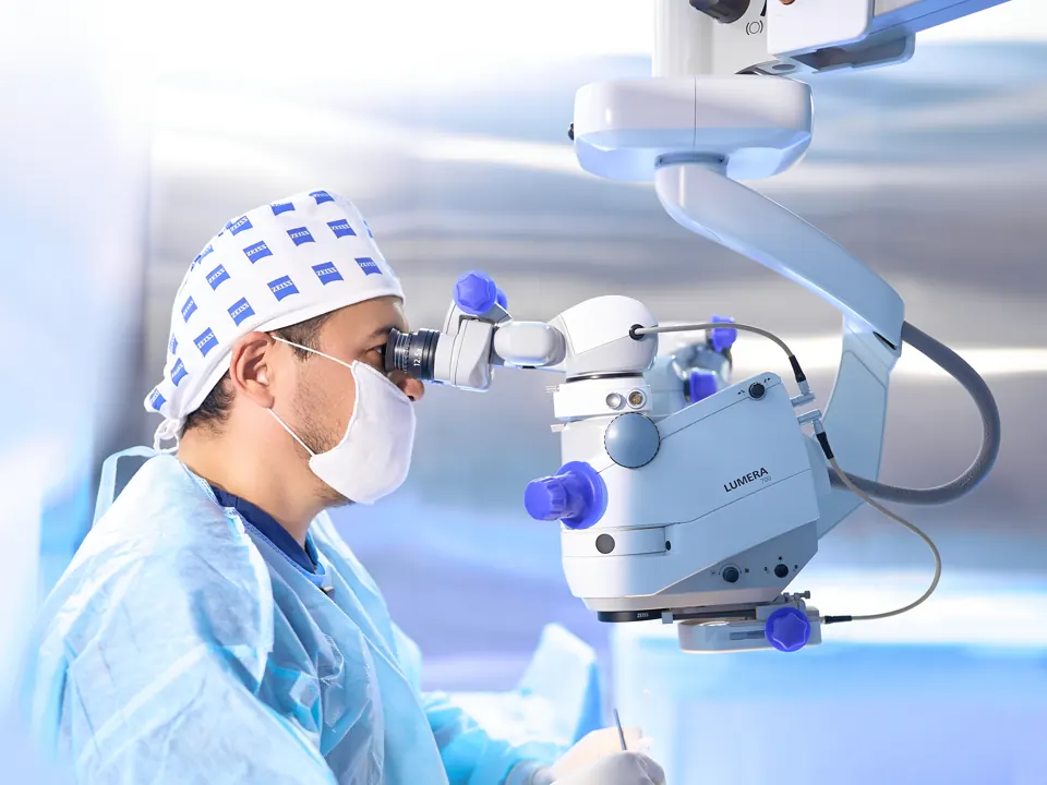 Хирург за микроскопом во время операции катаракты в RB CLINIC