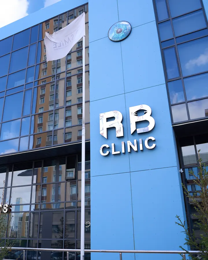 Фасад клиники RB CLINIC в Астане, Орынбор, 12: вывеска и стеклянный фасад