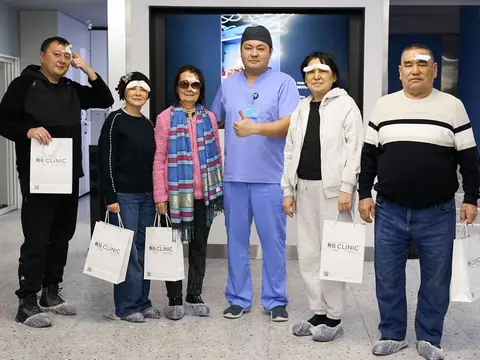 Группа пациентов после замены хрусталика в холле RB CLINIC, снимок 1 из 56