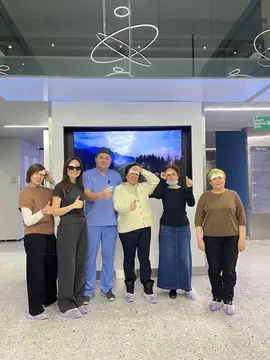Группа пациентов после замены хрусталика в холле RB CLINIC, снимок 50 из 56