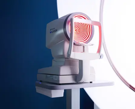 Топограф в кабинете диагностики RB CLINIC: кольца отражаются на роговице