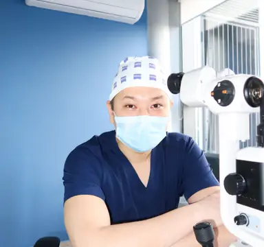 Доктор Жукеев за щелевой лампой в кабинете RB CLINIC