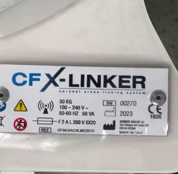 Шильдик аппарата CF X-LINKER для кросслинкинга роговицы, кадр из ролика клиники