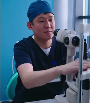 Врач RB CLINIC у щелевой лампы в кабинете осмотра