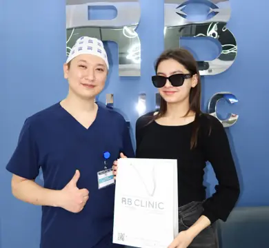 Доктор Жукеев и пациентка в тёмных очках с пакетом RB CLINIC после операции
