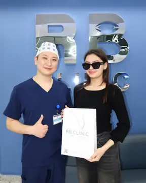 Врач с пациенткой после процедуры: лазер сетчатки в RB CLINIC
