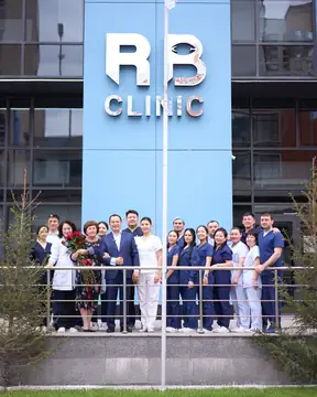 Команда RB CLINIC у здания на Орынбор, 12: лазер сетчатки в RB CLINIC