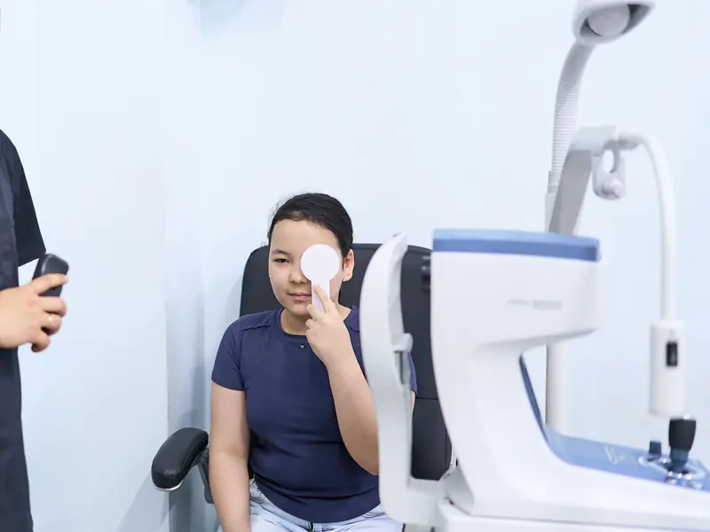 Девочка закрывает один глаз окклюдером: в BABY EYE CLINIC каждый глаз проверяют отдельно