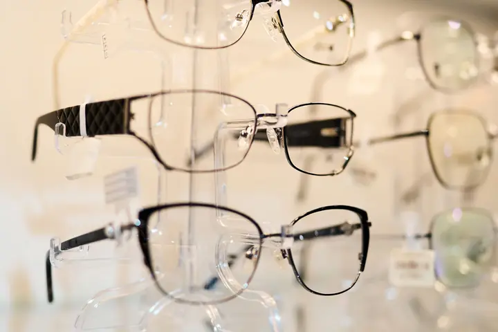 Оправы для очков на подставках в салоне RB OPTICS