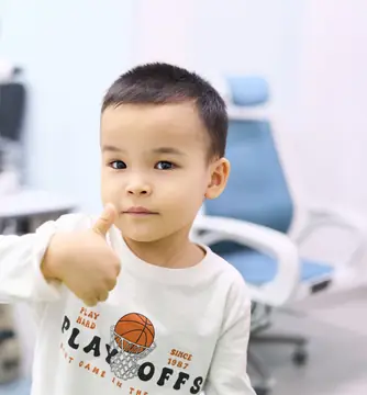 Мальчик показывает палец вверх в BABY EYE CLINIC