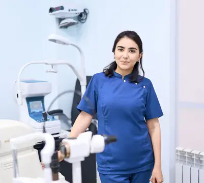 Детский офтальмолог BABY EYE CLINIC Бегайдарова Алия Каиргельдиновна у щелевой лампы