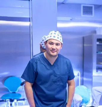 Хирург RB CLINIC в операционном блоке