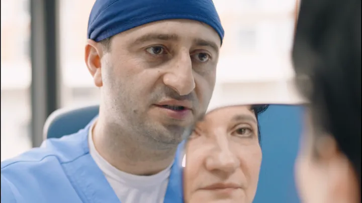 Хирург RB CLINIC осматривает веки пациентки перед блефаропластикой