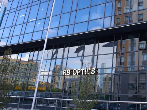Витрина оптики RB OPTICS на первом этаже здания RB CLINIC